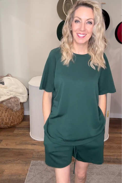 This 2-piece set offers a relaxed and loose fit style that is suitable for all-day wear #prettygardenofficial #prettygardenclothing #2pieceset #loungewear #versatilefashion     