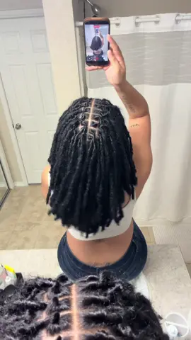 texture tuesday + a soft retwist w oil and mousse ! #dallascontentcreator #locs #girlwithlocs #xyzbca #dreadhead 