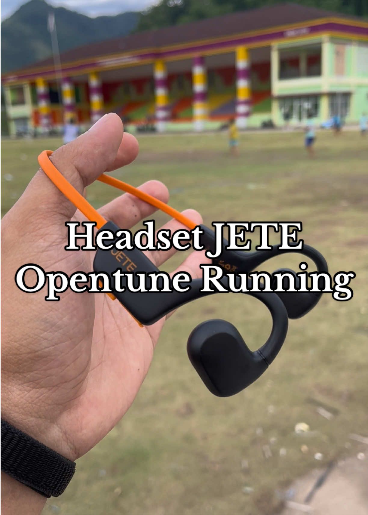 Headset Bluetooth untuk olahraga yang harganya cuma 200 ribuan tapi kualitas jutaan! Dengan fitur yang canggih, ringan , dan nggak bikin sakit telinga worth it banget buat di checkout! #jeteopentune #rekomendasiheadsetterbaik #headsetrunning #headsetbluetoothmurah #jetesquads 