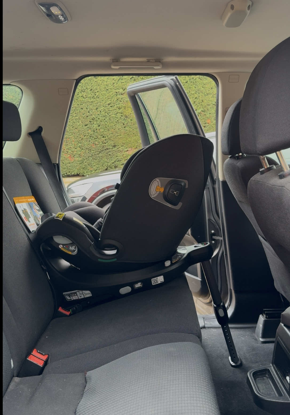 Car seat installation made simple 👶🚗 When fitting an ISOFIX seat, check the ISOFIX arms are locked in, the support leg is firmly on the floor, and the indicators are showing green. Today’s demo is the Joie i-Spin 360 Max — designed to keep installation clear and stress-free. #joie #joiecarseat #carseat #carseatsafety #isofix 