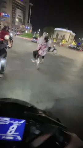 Anh là người đầu tiên em muốn cạnh bên lâu như vậy, là người đầu tiên khiến em không nỡ dứt khoát, là người đầu tiên khiến em nhường nhịn hạ cái tôi của mình xuống. Em không xinh đẹp, cũng không dịu dàng như những cô gái xung quanh anh nhưng tình cảm em dành cho anh mãi mãi không thay đổi. Em không cần anh phải tặng những món quà đắt tiền hay làm gì cho em, em chỉ muốn anh biết rằng tình cảm em dành cho anh hoàn toàn là thật lòng.
