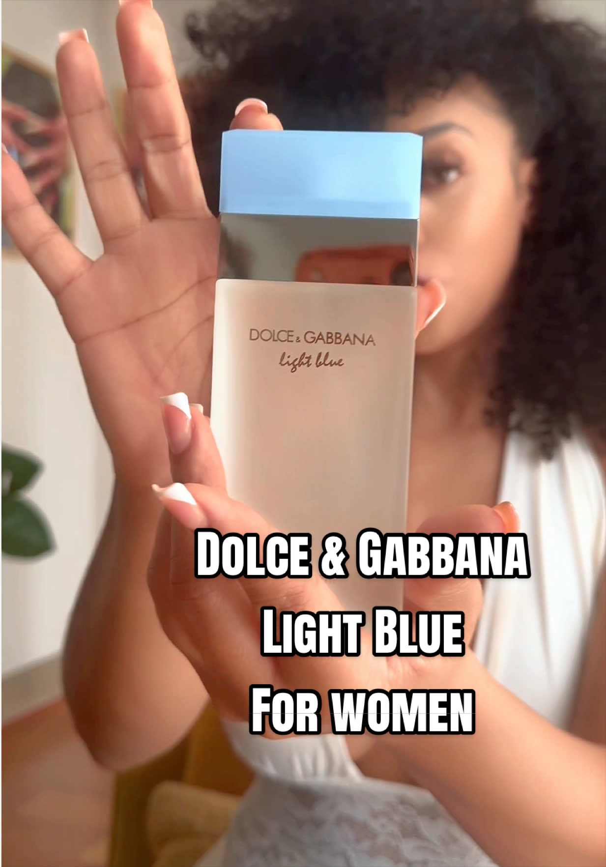 This perfume is literally that clean girl, fresh out the shower, expensive vibe. Dolce & Gabbana Light Blue has this crisp citrus scent mixed with soft jasmine that smells so feminine and effortless. It’s not overpowering, but people will definitely smell you when you walk past. This is one of those everyday signature scents that makes you feel put together and classy. #dolcegabbana #lightblueperfume #perfumetok #cleangirlvibes #femininescent     @OMGbeautybox 