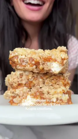 GOOEY brown butter dulce de leche Rice Krispie treats. THE BEST Rice Krispies ever. Obviously I added the dolce de Leche in the middle as a layer, but you can swirl it on top if you want! #dulcedeleche #ricekrispietreats #brownbutter #bakingforbeginners 
