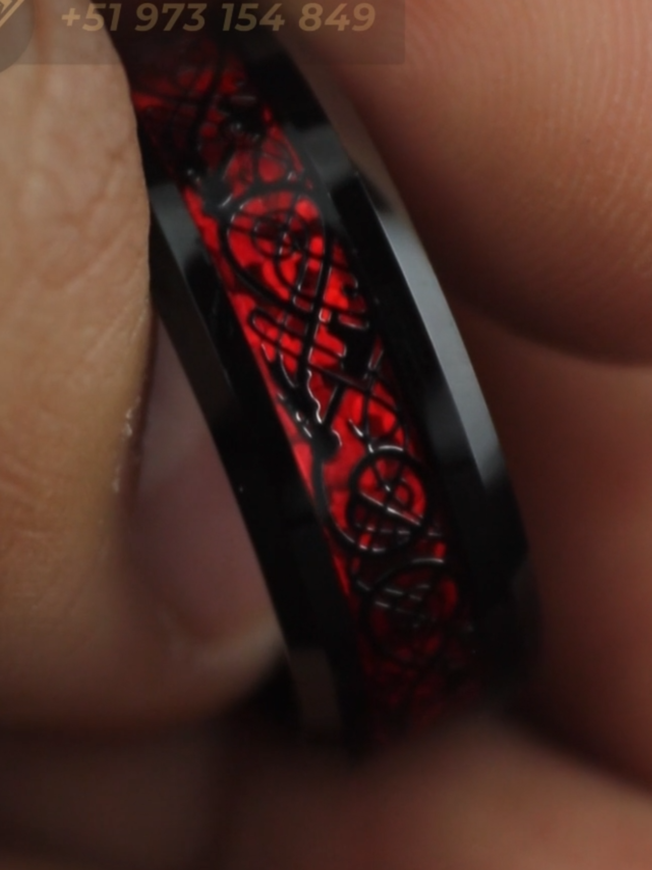 Anillo de carburo de tungsteno negro con rojo, diseño de dragones. Resistencia extrema, estilo único y acabado premium. #joyeriamasculina #anillodetungsteno #valyriomenstore  #joyeriapremium #anilloinferno #dragones