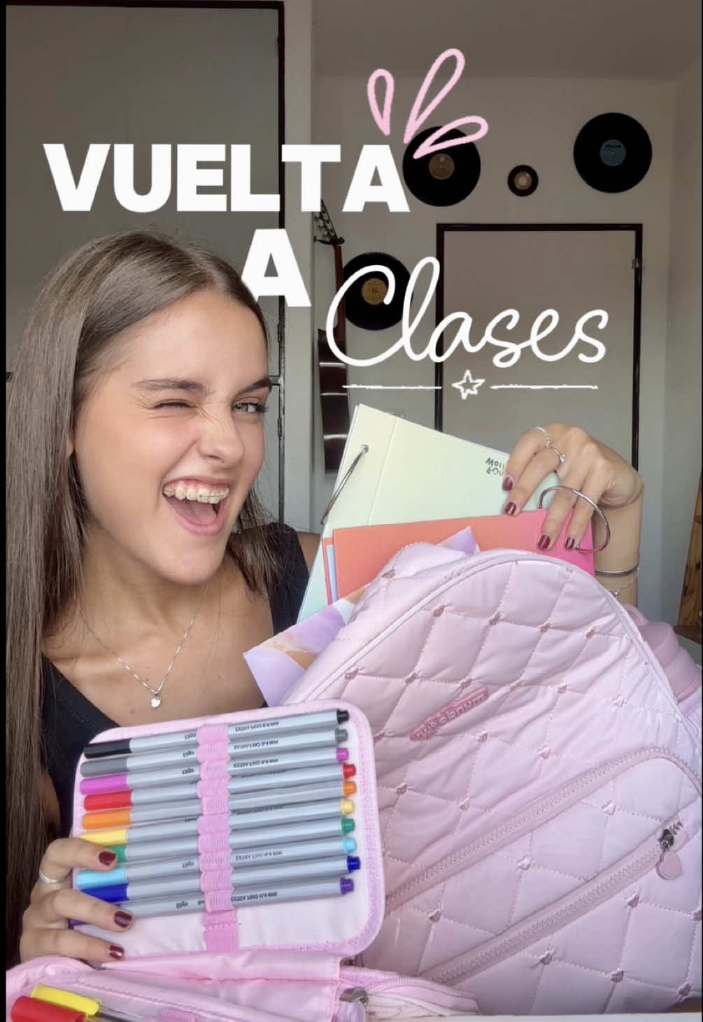 Esta vuelta a clases es con @Mundofw 💫 Y ustedes… ¿Son team amo volver a clases o team modo avión hasta abril? 👀 #fyp #backtoschool #parati 