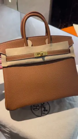This gold-brown Birkin 25 is chef’s kiss 🤎 The Togo leather texture and gold hardware hit different. This color is so addictive, it’s the ultimate quiet luxury flex. #HermesBirkin #Birkin25 #GoldBrown #QuietLuxury #itbag #Hermès #designer #bag #handbag #fashion 