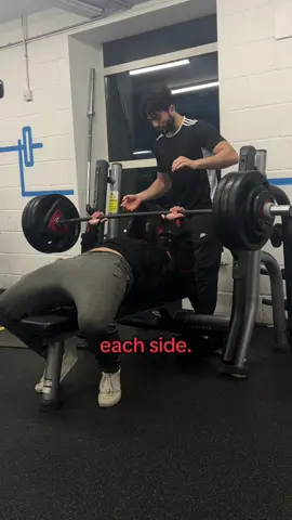 bench program in bio ;) #fyp #GymTok #viralvideos #blowup #gym 