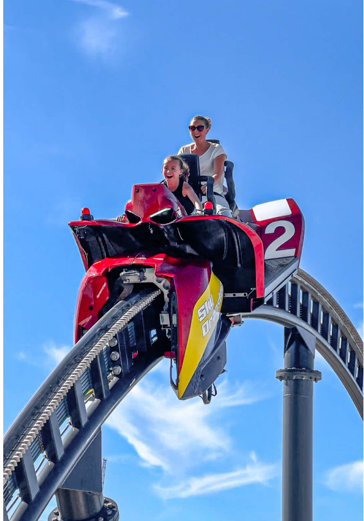 Have you ever seen something like this?😮 This model is the first of its kind. Each car has its own electric motor. Riders control the speed using a throttle lever in the car. Because the speed is rider controlled, each ride can be totally different. Located at Skyline Park in Germany 🇩🇪🔥 #rollercoaster #themepark #germany #adrenaline