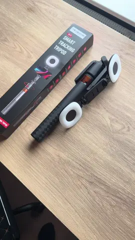 This is perfect if you make content but don’t have tonnes to spend on equipment, lighting etc or have a cameraman , for the price u can’t go wrong👌