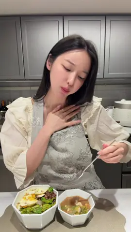 초간단 봄동 비빔밥 + 봄동 된장국 🍚🥬 #요릿생생겉절이분말 #일품육수  하나면 끝! (쿠팡에도 팔아요) 야채에 겉절이 분말 넣고 1분간 쉐이킷 해주면 겉절이 완성💕 기호에 따라 식초, 참치 액젓, 참기름 넣어주면 더 맛있어요 화학첨가물 없는 분말 육수 하나면 어떤 요리던  맛있어져서 요리할 맛이 난답니다🤭 부피 걱정 없이 상온 보관도 가능해서  캠핑장이나 여행 갈 때 챙겨 다니기 좋아요!🫶🏻 #봄동 #봄동비빔밥 #봄동겉절이