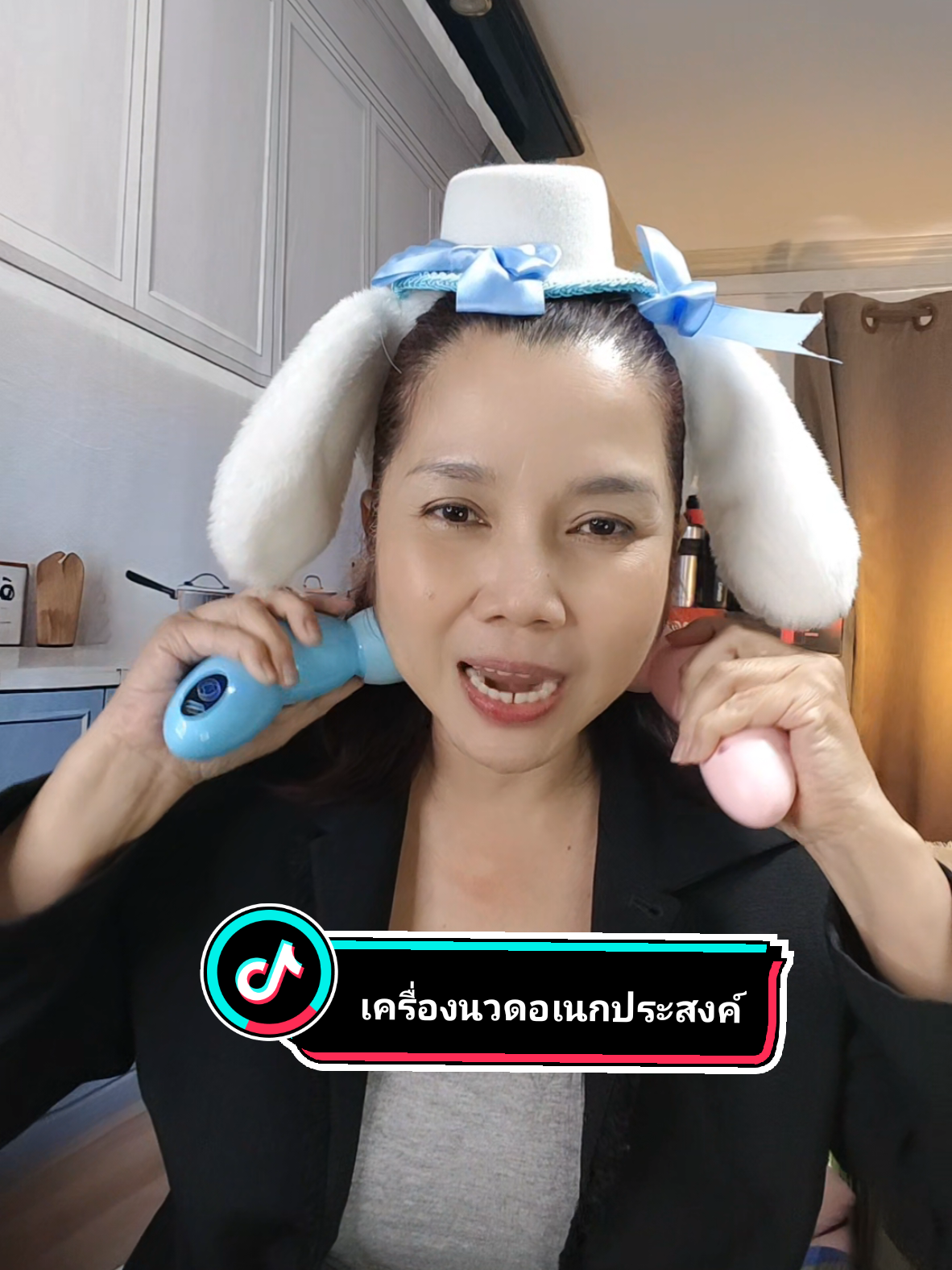 เครื่องนวดอเนกประสงค์ เหมาะสำหรับการผ่อนคลายกล้ามเนื้อ และช่วยคลายความเมื่อยล้า ปืนนวดกล้ามเนื้อแบบพกพา ปรับได้ 6 ระดับ ระบบลดแรงสั่นสะเทือน (หมอนวดส่วนตัวที่พกพาไปได้ทุกที่) ระบบกำลังมอเตอร์ปรับความถี่ได้ 6 ระดับ ✅ระดับ 1-2 (โหมดปลุก): กระตุ้นกล้ามเนื้ออย่างนุ่มนวล เหมาะสำหรับคลายเมื่อยหลังนั่งทำงานนานๆ ✅ ระดับ 3-4 (โหมดฟื้นฟูหลังออกกำลังกาย): ช่วยสลายกรดแลคลิกด้วยการสั่นสะเทือนลึก จำเป็นสำหรับช่วงทอง 30 นาทีหลังฝึกซ้อม ✅ระดับ 5-6 (โหมดบำบัดระดับมืออาชีพ): การตีแบบทะลุทะลุทะลางความถี่สูง เป้าหมายเจาะจงจุดตึงแข็งเรื้อรังและจุดปวดเมื่อย เสียงใช้งานเบา ใช้ยามดีกไม่รบกวนคนในบ้าน ผ่อนคลายในออฟฟิศไม่รู้สึกอึดอัด 📌มาพร้อมหัวนวดซิลิโคน 📌ระบบชาร์จเร็ว type-c. ชาร์จเต็ม 2 ชั่วโมง ใช้งานได้นานถึง 8ชั่วโมง (คิดจากใช้งานวันละ 15 นาที) ✅กลุ่มมนุษย์ออฟฟิศที่นั่งนาน ✅กลุ่มผู้สูงอายุที่ต้องการความห่วงใย ✅เพื่อนคู่ใจสำหรับนักเดินทาง 😍ให้การดูแลกล้ามเนื้อระดับมืออาชีพ #เครื่องนวดผ่อนคลาย #เครื่องนวดไร้สาย #ผ่อนคลายกล้ามเนื้อ #เครื่องนวดไฟฟ้า #tiktokshopครีเอเตอร์ 