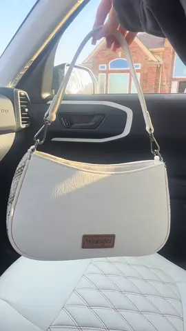 she’s perfect 😍 #wranglerpurse #wrangler #westernfashion #shoulderbag #purse 