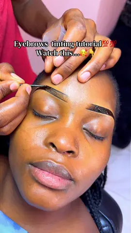 Apa mambo ni one on one na client adi mwisho😊 na bei ni ya mwananchi🤭 Daro bado ziko on🥳🥳 #browshaping #eyebrowtutorial #browtech #eyebrows #eyebrowshaping