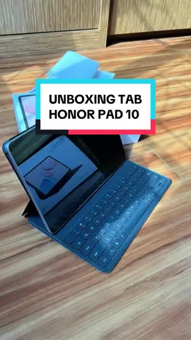 UNBOXING HONOR PAD 10 Bisa add on pen nya juga yah guys, udah include wireless keyboardnya loh. Honor ini sub-brand nya Huawei, tapiii Honor bisa akses Google Play Store kayak android pada umumnya yah guys. #honor #honorpad10 #tabandroid 