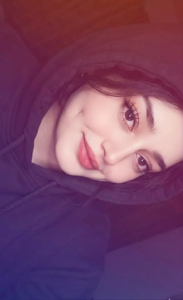 هااي الكلـيشه بنات،🥹🤎🤎 إنشاء صورة لقطة سلفي قريبة لشابة تميل بزاوية حادة، كأنها تقترب من الإطار بهدوء مو حتى تختبئ… بس حتى تعيش اللحظة بطريقتها. الصورة مائلة تقريباً بزاوية 90 درجة، الوجه قريب جداً من الكاميرا، واضح بتفاصيله، لكن الملامح ناعمة بشكل ملفت… كأن الضوء ينساب على بشرتها بسلاسة. الزاوية علوية مائلة لليسار، تعطي إحساس خفيف بعدم الاتزان، بس وجودها ثابت، وابتسامتها الهادئة توازن المشهد. بشرتها ناعمة جداً، صافية، فاتحة، خالية من أي شوائب، ملمسها يشبه الحرير تحت ضوء الفلاش. أحمر الخدود الوردي خفيف وطبيعي، ممتزج بنعومة مع لونها، ومع الابتسامة تطلع غمّازة رقيقة تزيدها براءة. شفايفها بلون أحمر مطفي هادئ، مرسومة بدقة، والابتسامة جانبية خفيفة، دافية، مو مبالغ بيها… بس كافية تخلي الصورة كلها تبتسم وياها. عيونها برموش طويلة وكثيفة بأسلوب “رموش العنكبوت”، وآيلاينر رفيع ناعم، النظرة عميقة بس مو ثقيلة… بيها هدوء وثقة ساكنة. لابسة هودي واسع بلون رمادي غامق أو أسود، القبعة مغطيّة رأسها بلطف، وخصل شعر ناعمة طالعة بخفة من تحتها. الهودي بعدها درع… بس بشرتها الناعمة وابتسامتها يخلوه يبين كأنه حضن مو حماية. الإضاءة قوية ومباشرة، فلاش الهاتف مسيطر، بس ما يأذي الملامح… بالعكس، يخليها تبين أنقى وأنعم، والخلفية غارقة بالظلام، حتى تبرز هي أكثر. صورة تبين وحدة مرتبة، جميلة، واثقة… وبين الظل والنور، بشرة ناعمة مثل الضوء، وغمّازة خفيفة تثبت إن الجمال مرات يكون همس مو صوت  #لايك__explore___  #ppppppppppppppppppppppppppppppppppppp 