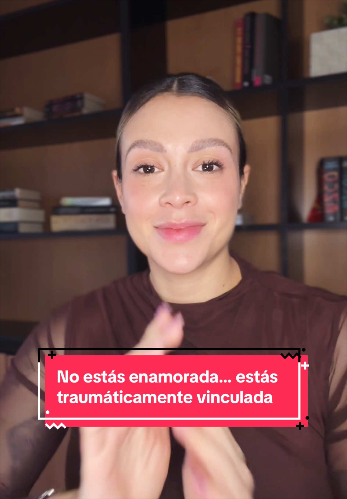 Hay relaciones que no funcionan como un vínculo. Funcionan como una adicción emocional. Un día te dan amor. Al otro te lo quitan. Un día te prometen todo. Al otro te hacen sentir que no vales nada. Y tu sistema nervioso queda atrapado esperando el momento en que todo vuelva a estar bien. Eso tiene un nombre: trauma bonding. Por eso sabes que esa relación te destruye… pero aun así no te puedes ir. No es debilidad. Es un patrón psicológico profundo. Y sí, se puede sanar. Pero no negándolo. Trabajándolo. Si este video te hizo ruido… probablemente no fue casualidad. ✨ La terapia no es un lujo. Es una forma de romper ciclos que te están costando la vida emocional. Con amor, Estefanía 🤍#LIVEIncentiveProgram #LIVEMonetization #PaidPartnership 
