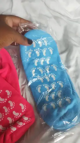 Meia gel ideal para hidratar seus pés de uma forma prática e em poucos minutos enquanto faz suas coisas 🥰 #meia #hidratante 
