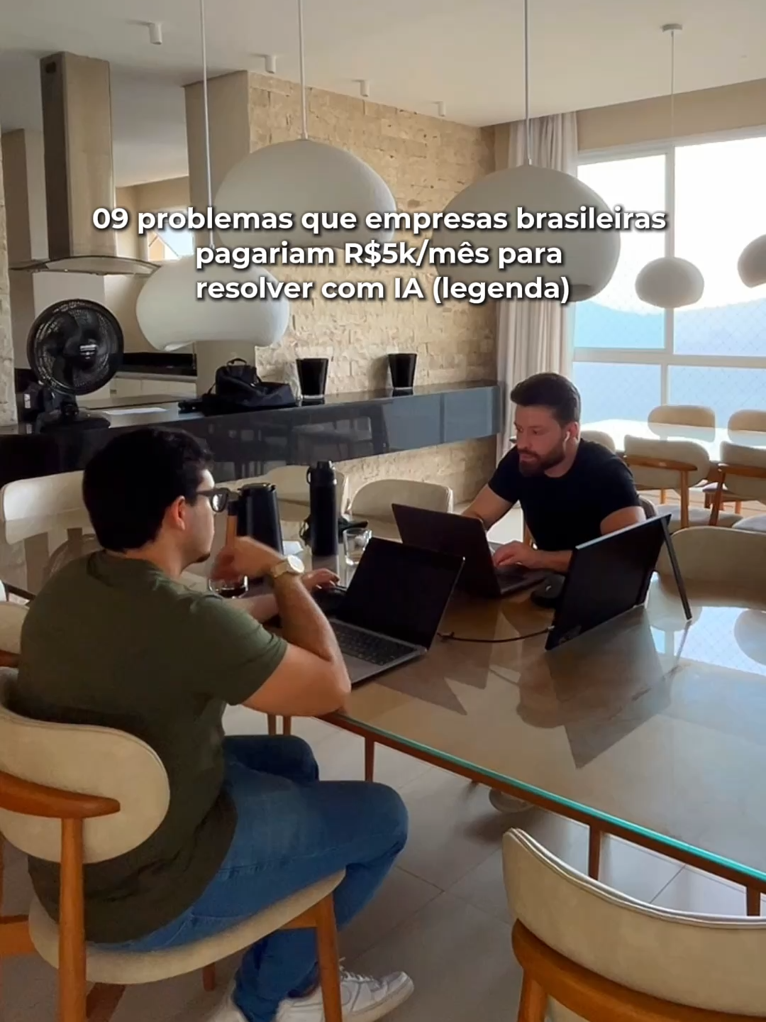 09 problemas que empresas pagariam R$5k/mês para resolver com IA: (Já salva esse post pra não se esquecer, vai me agradecer depois) 1️⃣ Cobrança e recuperação de inadimplentes O Brasil tem 73,3 milhões de inadimplentes em 2026. Empresa média perde R$50-200k/ano com inadimplência mal gerida. 2️⃣ Integração entre sistemas desconectados 78% das empresas brasileiras transferem dados manualmente. Segundo a HubSpot, 27,6% das empresas operam com sistemas desconectados. 3️⃣ Atendimento fora do horário comercial Cliente manda mensagem às 21h. Resposta só às 9h do dia seguinte. Empresas de serviço perdem clientes todo dia por isso. 4️⃣ Qualificação e distribuição de leads 78% das empresas ainda distribuem leads manualmente. Vendedor recebe lead frio, perde tempo, lead quente esfria na fila. 5️⃣ Geração de relatórios e dashboards Alguém passa horas puxando dados de 5 lugares diferentes. 80% do tempo operacional é gasto em tarefas repetitivas. 6️⃣ Onboarding de clientes novos Cliente comprou e ninguém chamou, resultado: Churn rápido. Empresas B2B perdem até 40% dos clientes por onboarding ruim. 7️⃣ Triagem e resposta de emails Caixa de entrada lotada. Metade é spam, metade precisa de resposta. Alguém gasta horas por dia só organizando. 8️⃣ Análise de documentos e contratos Jurídico e financeiro gastam horas lendo contratos, conferindo vencimentos. Empresas pagam caro pra analista fazer isso. 9️⃣ Conformidade fiscal/tributária Em 2026 começou a transição para CBS/IBS. PMEs estão perdidas. 33% das empresas brasileiras estão trocando/adquirindo ERP. Você não precisa inventar nada. Precisa olhar pras empresas e perguntar: 