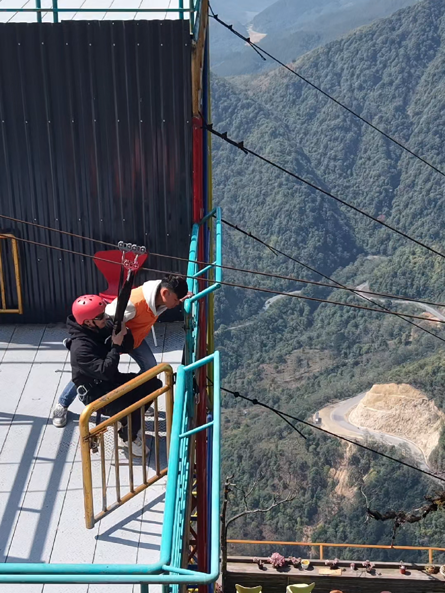 Zipline at the top of 2333 m in Sapa Vietnam 🇻🇳 #fyp #travel #adventure #sapa #vietnam 