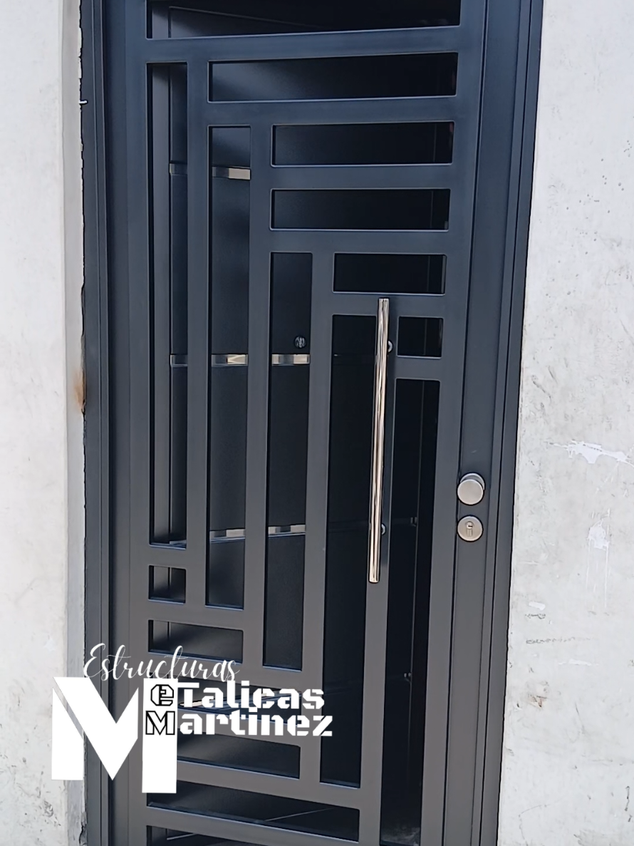 te gustaría este modelo de puerta combinada, contactanos y cotiza con nosotros. #puertasmodernas #puertadeseguridad #puertametalica #rejas #carpinteriametalica 