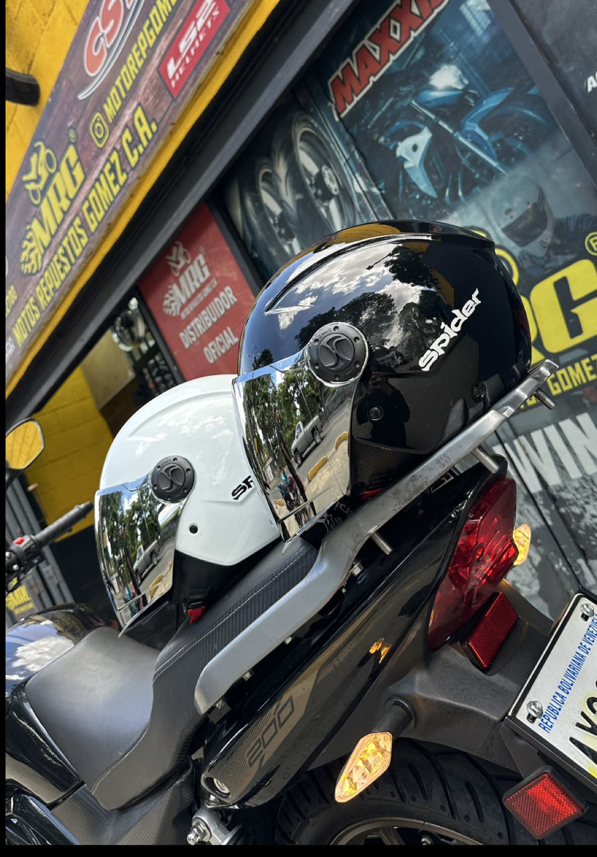 CASCO SPIDER VISOR ESPEJO💎 . HOLA BIENVENIDO(A)👋🏻 SOMOS MOTOS REPUESTOS GÓMEZ 🛵🏍️ (🚧LA PARED AMARILLA🚧) . 🏭TIENDA FÍSICA  . 📍 UBICADA EN EL PARAÍSO, AV. PRINCIPAL FRENTE AL PARQUE NACIONES UNIDAS, CARACAS.  . https://maps.app.goo.gl/DHowbEqn5d1FBnqN7?g_st=awb . CATÁLOGO DE CASCOS Y  ACCESORIOS📒 📲 04141812700⬇️ Sigue este enlace para ver nuestro catálogo en WhatsApp: https://wa.me/c/584141812700 . ⚠️CONTAMOS CON CASHEA ⚠️ (SOLO POR QR)  . HORARIO: LUNES A VIERNES: 9:00am - 6:00pm SÁBADOS: 9:00am - 3:00pm  TIKTOK  https://www.tiktok.com/@motorepgomezca?_r=1&_t=ZS-94KZ0lTfKlt INSTAGRAM  https://www.instagram.com/motorepgomez?igsh=MTk3eGM5end5ODlrNw%3D%3D&utm_source=qr . #casco #parati #venezuela #moto #paratiiiiiiiiiiiiiiiiiiiiiiiiiiiiiii 