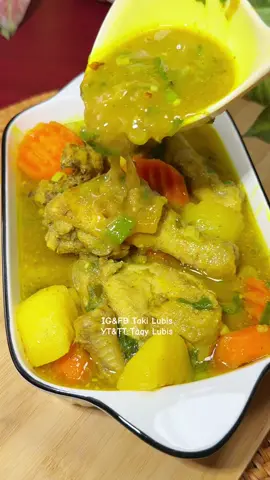 SOTO AYAM CAMPUR WORTEL KENTANG  RESEP ⬇️ BAHAN  Tips Menghilangkan Bau Amis /Prengus pada Ayam  500 gr Ayam  1/2 sdt Desaku kunyit bubuk  1-2 sdm air  500 gr Ayam  Bahan 2  bahan 2 blender/haluskan  1 Sachet Desaku Marinasi  5 Buah Bawang Merah  2 cm jahe  3 cm Lengkuas  5 sdm air  bahan 3  5 sdm minyak goreng  1 btg serai memarkan  4 lembar daun jeruk  Bahan 4  1000 ml (4 gelas) Air  2 sdt Desaku Bawang Putih Bubuk  1 batang Daun Bawang  1 sdt Gula Pasir  1/2 sdt Ladaku Merica Bubuk  KOYAK KERUPUK  bahan  100 gr kerupuk udang  2 sdt Desaku Bawang Putih Bubuk #sotoayam #simplerudy #resepsahur #resepbuka #resepsimple 