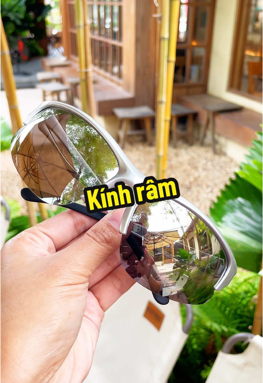 Kính thiết kế vòng cung ôm sát mặt bảo vệ mắt.#phukienthoitrang #kinhthoitrang #kinhdiduong #kinhchongbui #kinhram 