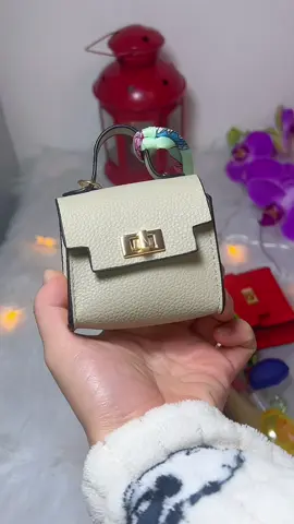 A simple and stylish little bag, versatile and timeless—perfect for daily commutes. Give one to your dear mom and another to your bestie—they deserve both to love and to be loved! #giftedinlove #gratefulhearts #minibag #valentinesgift #cuteaccessories 
