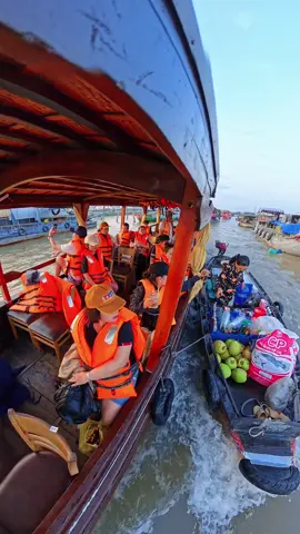 Sáng sớm lênh đênh ở Chợ Nổi Cái Răng – nơi bình minh bắt đầu trên mặt nước #mientaysongnuoc #dulichmientay #tourmientay #chonoicairang #cairangfloatingmarket 