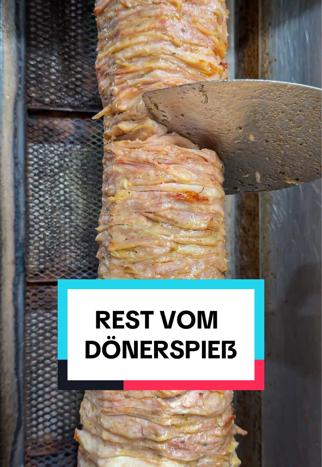 Den Rest vom Dönerspieß müssen wir wegschmeißen? 😱 #berlin #döner #kreuzberg 