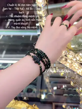 Chuẩn bị để đón năm hạn Tam tai – Thái tuế – Kế đô – Thái bạch 	•	Tóc nhuộm đúng mệnh gốc. 	•	Móng, quần áo, hình nền theo mệnh khuyết. 	•	Tay đeo vòng trợ mệnh. @Ngọc Linh Châu- Lyn Phong Thuỷ #fyp #xuhuong #phongthuy #vongtayphongthuy #phongthuyngoclinhchau 