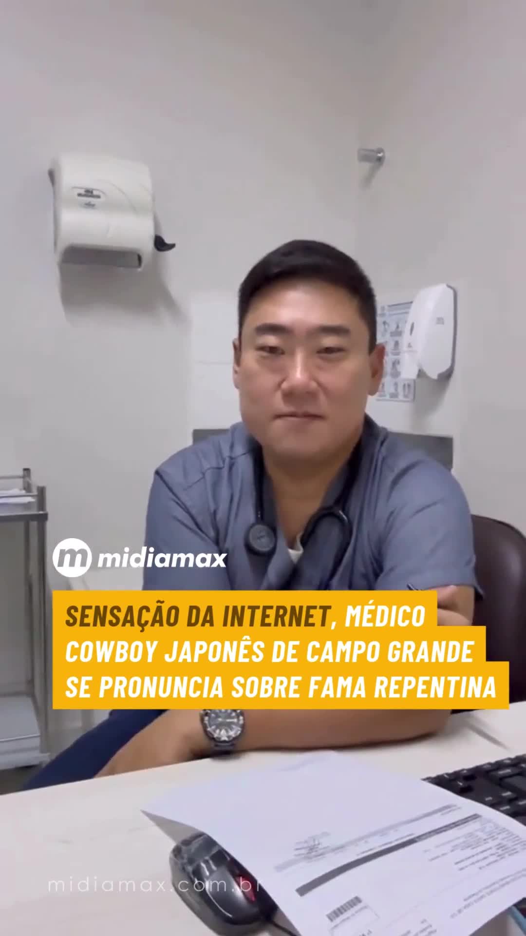 Após viralizar nas redes sociais com suas ‘butinas’ e sua cara de poucos amigos, o médico cowboy japonês, Vinícius Azuma, que trabalha na Santa Casa de Campo Grande, fez um pronunciamento através das redes sociais de Letícia Alencar, colega de trabalho dele e responsável por levá-lo ao estrelato. No vídeo, Azuma agradece aos seguidores da jovem pelo carinho. Ele também aproveitou para esclarecer que os dois não são um casal e a moça, inclusive, é comprometida. Reprodução: @leticiaalencaarr ✅ Siga o @midiamax para ficar sabendo de tudo que acontece na sua região