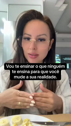 Neville Goddard ensinava algo muito poderoso: “Assuma o sentimento do desejo realizado.” Em outras palavras: aja como quem já se tornou aquilo que deseja ser. Não é fingimento vazio. É treinar a mente e o coração para viver no estado daquilo que você quer criar. Se você quer prosperidade, comece a pensar, sentir e agir como alguém próspero. Se quer confiança, caminhe como quem já confia em si. Seu cérebro aprende pela repetição do estado emocional. Quando você muda o estado interno, suas decisões mudam… e sua realidade começa a acompanhar. Não espere “acontecer” para acreditar. Acredite primeiro — e então comece a se tornar. ✨ Como dizia Neville: “Assuma que já é verdade… e persista nesse sentimento.” Salve esse post para lembrar: a pessoa que você quer ser começa dentro de você. #NevilleGoddard #Consciência #poderdamente 