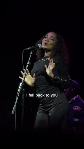 shoutout to these queens in the front row, NO MORE!! This song is called Daze x  #testaoc #altmusic #uksoul #newmusic #originalsong 