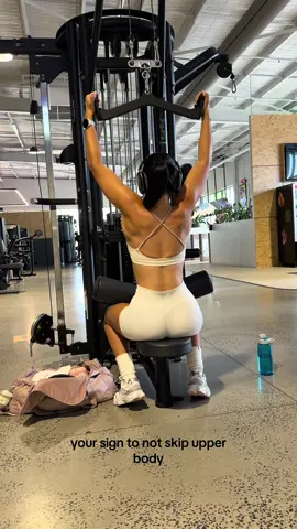 Who doesn’t want a scrumptious back🤧 #fyp #backday #upperbody #gymgirl 