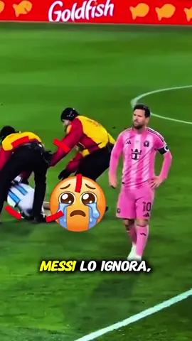 La diferencia de humildad entre Cristiano Ronaldo y Messi 💔⚽ | The Difference in Humility Between Cristiano Ronaldo and Messi Tres momentos que muchos pasaron por alto muestran una cara de Lionel Messi que pocos quieren ver. Mientras tanto, Cristiano Ronaldo demuestra por qué millones de niños en el mundo lo aman. A veces un pequeño gesto revela quién nunca olvidó de dónde viene. #CristianoRonaldo #CR7 #Messi #LionelMessi #Football 