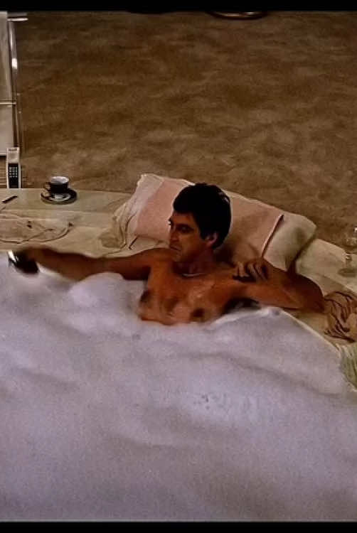 Scarface conta a história de Tony Montana, um imigrante cubano que chega aos Estados Unidos sem nada, mas com uma ambição gigantesca. Em meio ao submundo do crime em Miami, ele sobe rapidamente no tráfico de drogas, conquistando dinheiro, poder e respeito. Mas quanto mais alto Tony chega, mais sua ganância, paranoia e ego começam a destruí-lo por dentro. O império que ele construiu com violência e arrogância acaba se tornando a própria armadilha. . 🎥 Scarface (1983) #fyp #explore #viralvideo #scarface #mafia 
