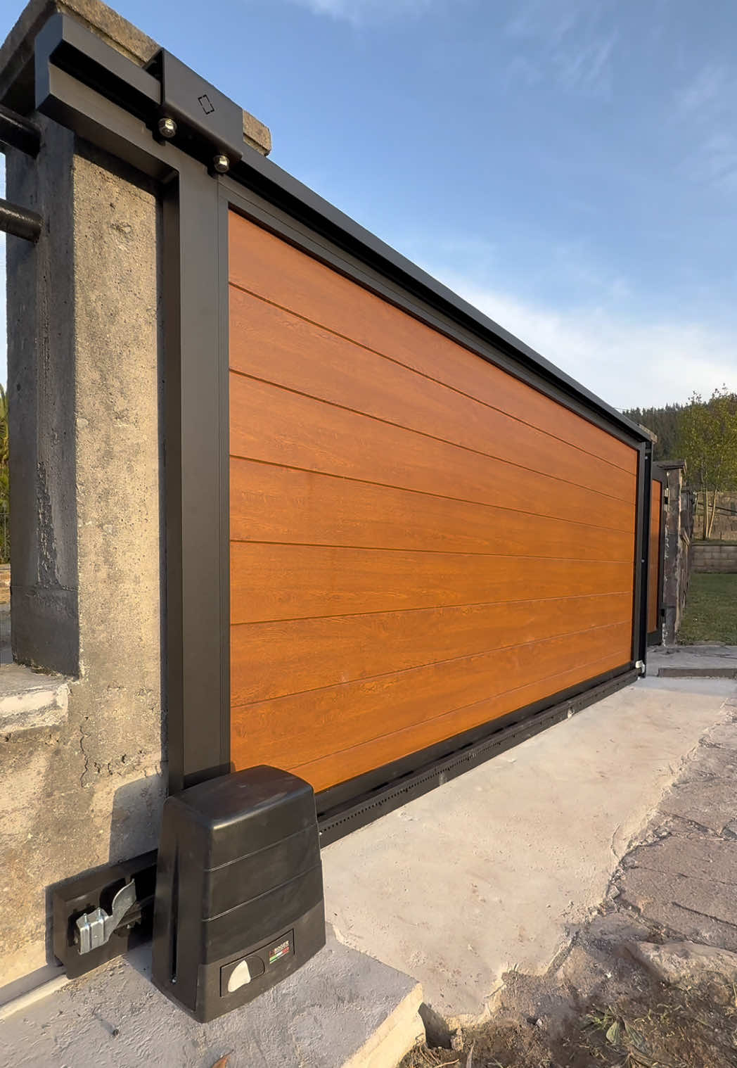 La instalación habla por sí sola. Puerta corredera motorizada con estructura robusta, buena nivelación y automatismo pensado para durar. A falta únicamente de unos pequeños remates de albañilería para dejar el conjunto completamente terminado. #PuertasAutomaticas #PuertasCorrederas #Automatismos #Ireki #Bizkaia 💪
