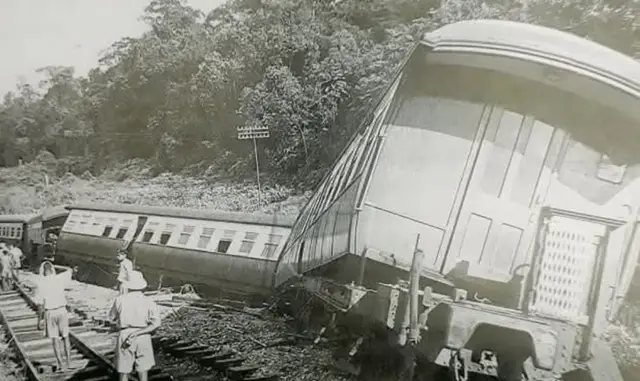 Kerja jahat pengganas komunis sabotaj landasan kereta api Pada tahun 1956, pengganas-pengganas komunis telah meletupkan landasan keretapi di Tapah, Perak. Kejadian ini adalah merupakan kegelinciran keretapi yang paling dahsyat dalam sejarah darurat. Letupan itu telah menyebabkan kepala keretapi dan 8 buah gerabak barang-barang tergelincir dari landasannya. Pihak komunis telah menggunakan dinamit untuk meletupkan 150 kaki landasan keretapi itu.Sejarah Walau bagaimanapun, tidak ada nyawa yang terkorban, hanya tiga orang mendapat kecederaan. Kerugian kepada pihak Kerajaan telah dianggarkan lebih dari RM 100,000. Kegiatan sabotaj seperti ini adalah merupakan taktik perjuangan Parti Komunis Malaya untuk melemahkan sistem ekonomi dan perdagangan pemerintah. Di samping itu ia juga adalah untuk menimbulkan rasa takut dan bimbang di kalangan rakyat, dan pekerja-pekerja awam.