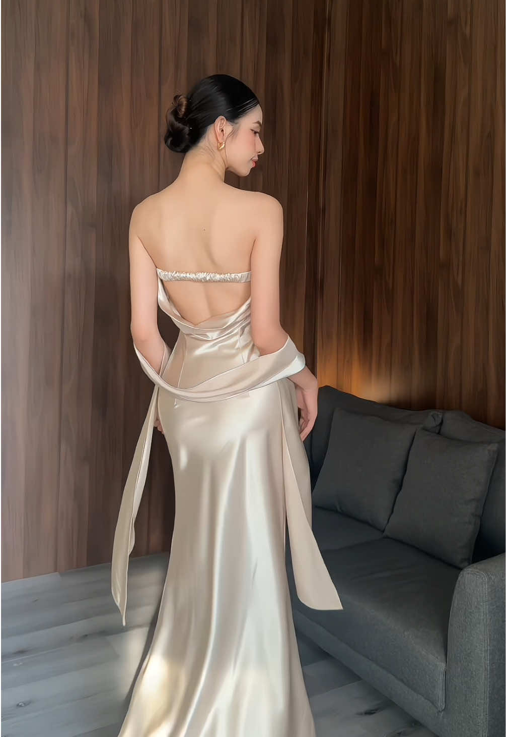 Đầm lụa cup ngực hở lưng phối choàng có thể biến tấu nhiều cách mặc quá hời đúng không chị em mình ơiii #reviewthoitrang #damluasangchanh #damlua #macgidexinh #thuyhienaff 