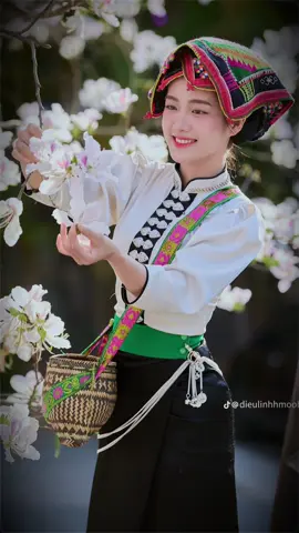 Gái thái mùa ban nở#gáithái #gáixinh #taybac #hoaban 