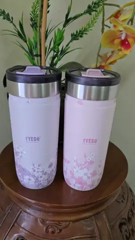 “Serius cantik! 🌸 Tumbler bunga ni bukan sekadar lawa… air ais boleh tahan lama & kopi panas pun kekal panas! Patutlah ramai masukkan dalam troli 👀✨”  TYESO Floral In-Bloom OPALINE Vacuum Insulated Tumbler 🌸 Gabungan design bunga elegan + teknologi penebat suhu yang buat minuman kekal panas atau sejuk lebih lama. Cantik di luar, berkualiti di dalam! 💧 Saiz besar 710ml – cukup untuk minuman seharian ❄️ Vacuum Insulated – air sejuk kekal sejuk, air panas kekal panas lebih lama 👜 Slim & mudah pegang – sesuai bawa ke pejabat, sekolah, gym atau travel ✨ Design bunga eksklusif – nampak aesthetic & premium 3 Warna Botol & Design Bunga Cantik: 🌸 Pink – Sakura Blossom Corak bunga sakura lembut & romantik, sesuai untuk yang suka gaya sweet dan feminin. 💜 Purple – Lavender Bloom Design lavender elegan yang beri vibe tenang dan classy. 💙 Blue – Daisy Garden Bunga daisy biru yang fresh, nampak clean dan moden. Kegunaan Harian: ☕ Kopi / teh panas waktu pagi 🧊 Air ais / iced coffee / jus buah 🏫 Sekolah, pejabat, travel, gym & dalam kereta ✨ Cantik + praktikal = tumbler yang buat ramai jatuh hati! Kalau video ni muncul di FYP anda, mungkin ini tanda nak tukar tumbler baru 😉 Comment “NAK” + warna pilihan (Pink / Purple / Blue)! 🌸 #fyp #fypシ #fypmalaysia #tiktokshopmalaysia #tyesoofficialmalaysia 