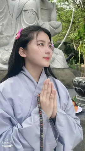 Giữa dòng đời rộng lớn, con người gặp nhau không phải ngẫu nhiên. Có những người vừa gặp đã thấy thân quen,như từng rất thân thiết từ lâu . Cũng có những người vừa chạm mặt đã nảy sinh mâu thuẫn, dẫu chưa hề quen biết. Mọi cuộc gặp đều mang theo một sợi dây Vô Hình nối từ Quá Khứ đến Hiện Tại . Người xưa gọi sợi dây ấy là Duyên Nghiệp  Có người ở lại rất lâu,cũng có người chỉ đi cùng nhau một đoạn ngắn .Nhưng dù ngắn hay dài, mỗi cuộc gặp đều mang theo một phần nợ cần được trả…. #CapCut #nhachaymoingay #xuhuongtiktok #thơmy1352 #mymy11 
