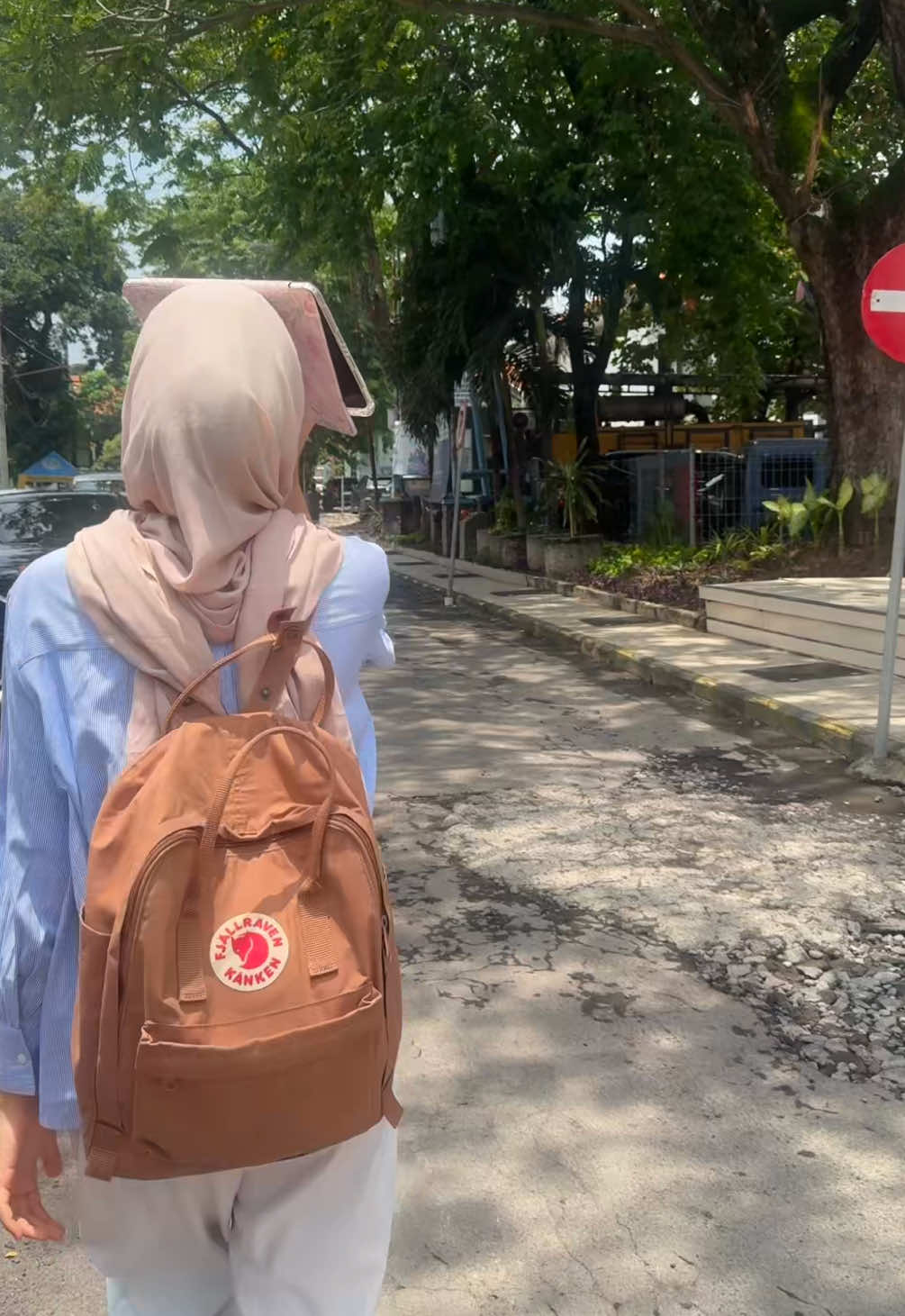 Kuliah dari pagi - sore ofc bikin makeup crackey :( but I always carry my pinky😉🌸 #G2GTwoWayCake #medstudentlife 