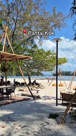 so quiet and peacful the perfect place to relax after visiting Oriental village only 5 mins in a grab or around 20 mins from Chenang ✅️ quiet, almost no one there when I went  ✅️ clean  ✅️ warm shallow water  ✅️ beach bar and food trucks (cash only) ✅️ easy to get a grab here  . . . #pantaikok #langkawi #malaysia #beaches 