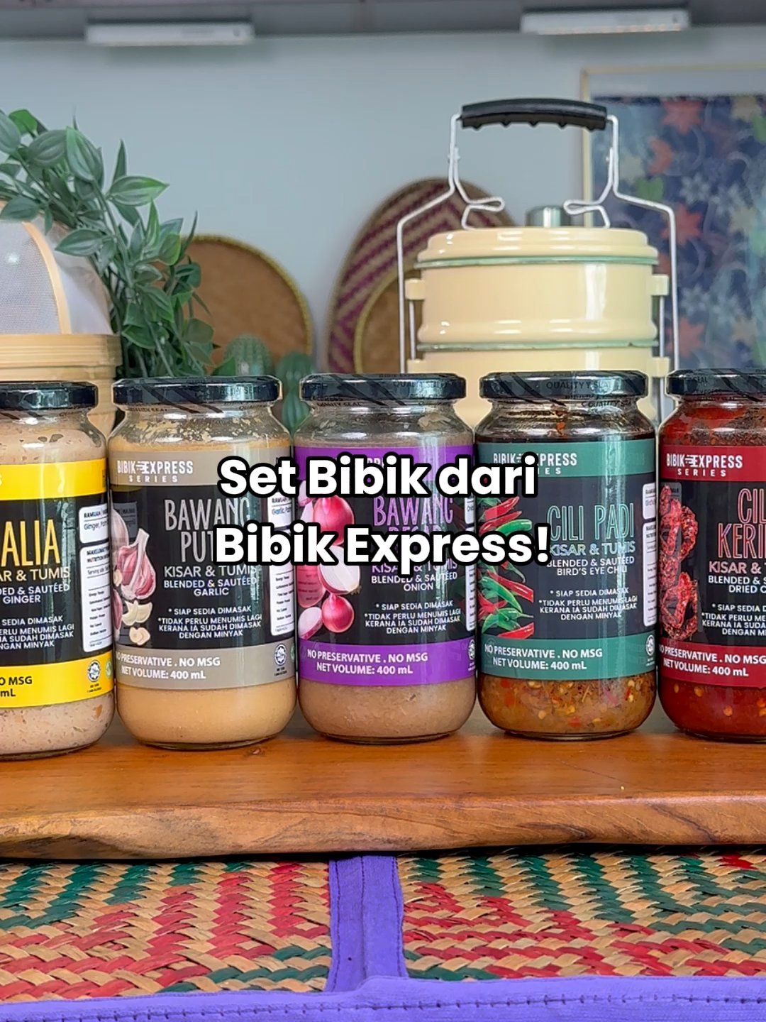 Ini dia Set Bibik dari Bibik Express — set basic yang memang sesuai untuk kegunaan masakan harian. 💛 Dalam set ni ada 5 botol sahaja: bawang besar, bawang putih, cili kering, cili padi dan halia. Walaupun tak ada kunyit, tapi bahan-bahan ni dah cukup untuk banyak menu harian dekat dapur. 🍳 Contohnya macam ayam masak kicap, sambal tumis, ataupun mee goreng — semua boleh guna bahan dari set ni. Senang sebab semuanya dah siap kisar, jadi tak perlu lagi nak buat preparation lama-lama. Kalau korang nak set yang simple tapi sangat berguna untuk masakan harian, Set Bibik ni memang pilihan yang sesuai. Dapatkan sekarang melalui beg kuning! 💛🔥 #bibikexpress #bibikexpresshq #bersamabibikexpress #setbibik #dapatkansekarang