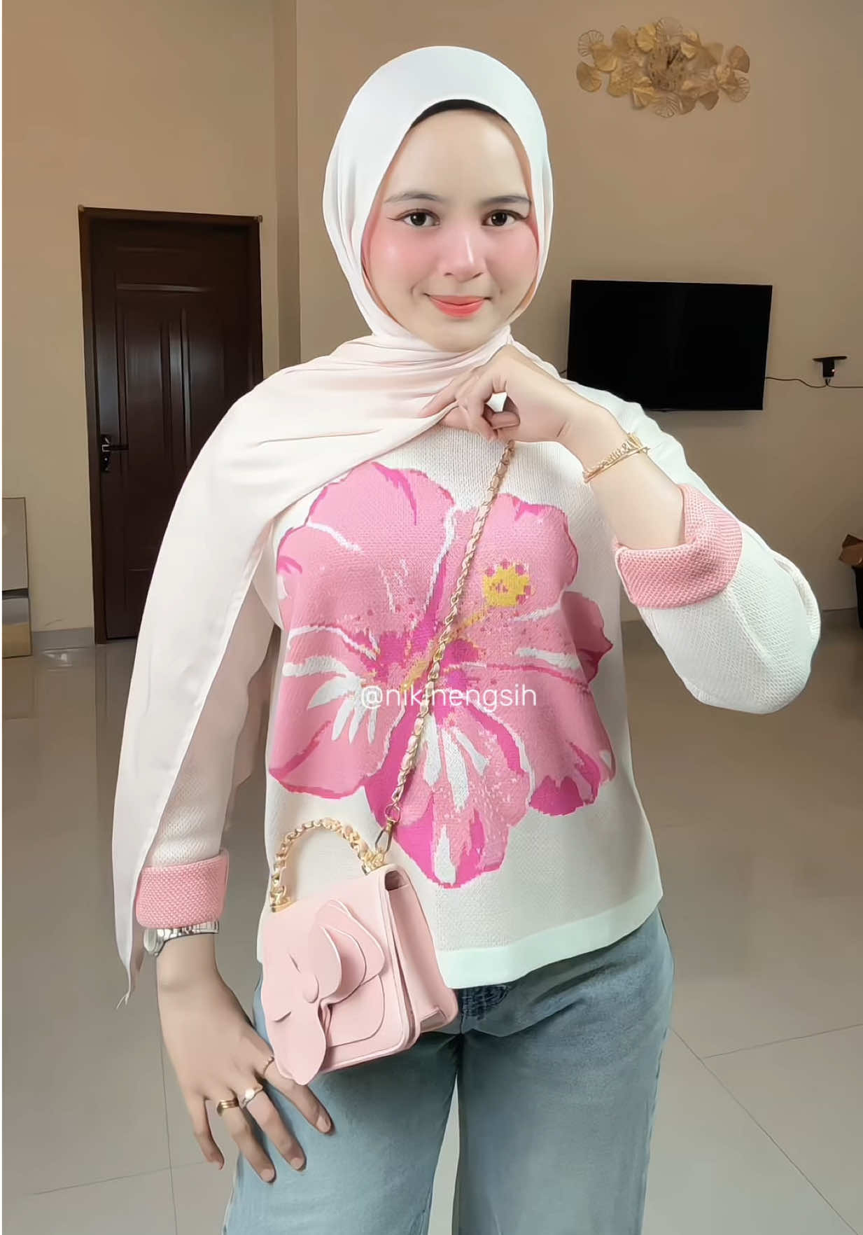 #OOTD #outfitideas #outfitinspo #sweater #atasanwanita 