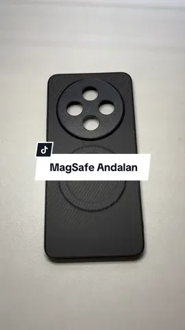 Casing carbon MagSafe yang siap nemenin aktivitas harian kamu. Material carbon matte bikin HP tetap bersih dari debu. Ring MagSafe tertanam rapi dengan magnet kuat. Slim tapi kokoh, nyaman digenggam, proteksi tetap maksimal. Simple, clean, dan fungsional. #magsafeandroid #casinghp #casingandroid #casinganroid #casemagsafe 