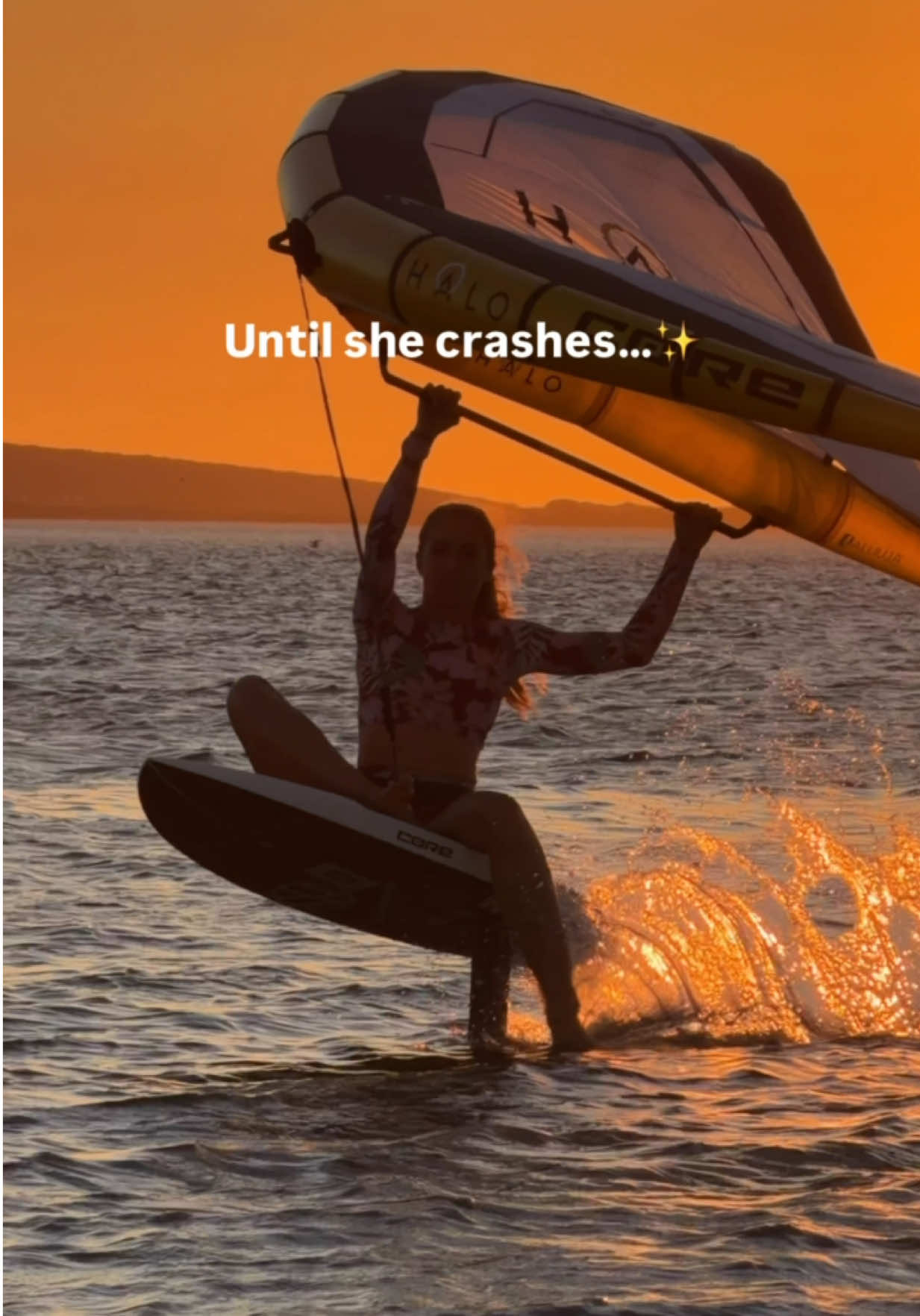 How could I not laugh after the crash? 🥹😂💥 #sunset #surfgirl #sportsgirl #magical #wingfoiling 