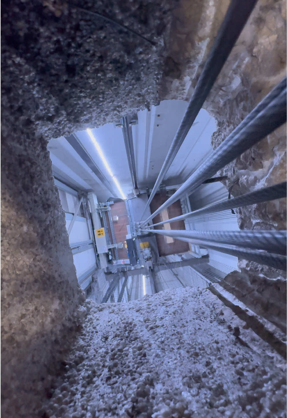 L’envers de l’ascenseur que tu prends tous les jours #pov #work #technician #learnontiktok #elevator 